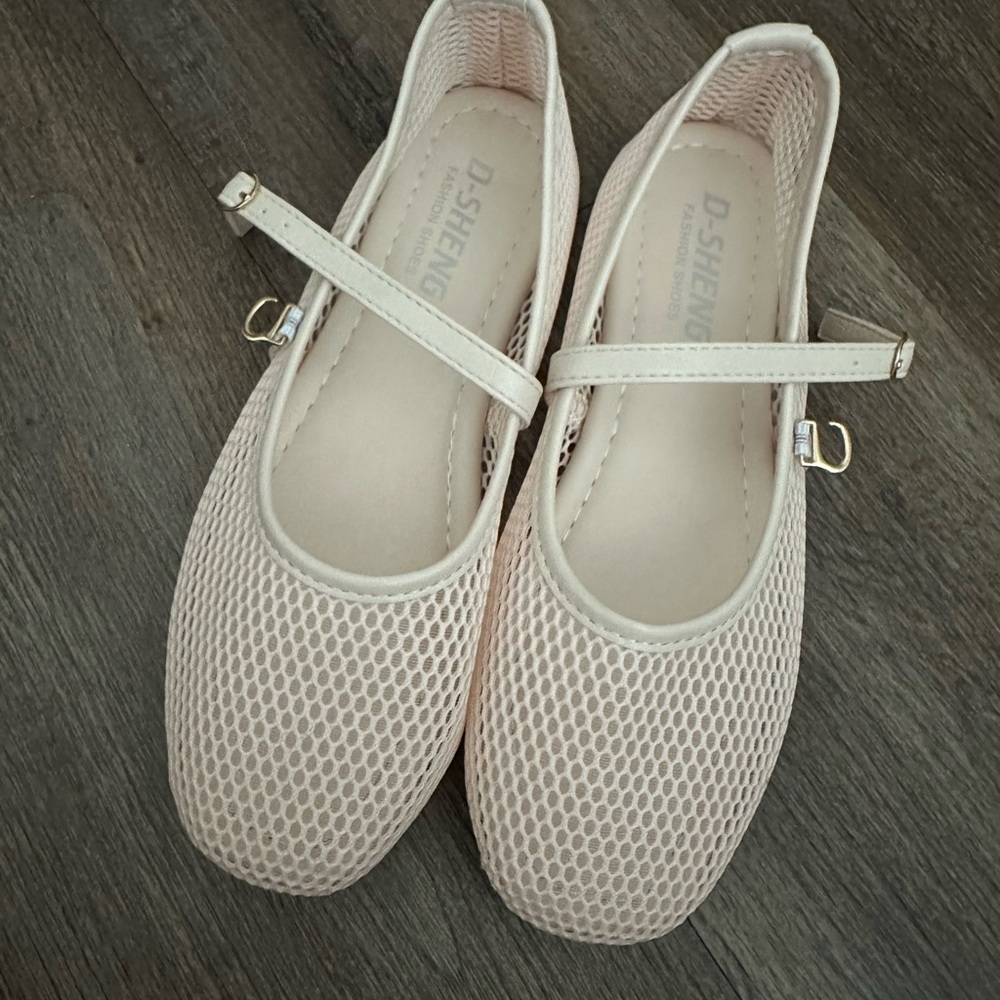 Cream mesh flat in women